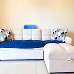 Oura Modern Poolside Condo By Becherish