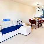 Oura Modern Poolside Condo By Becherish