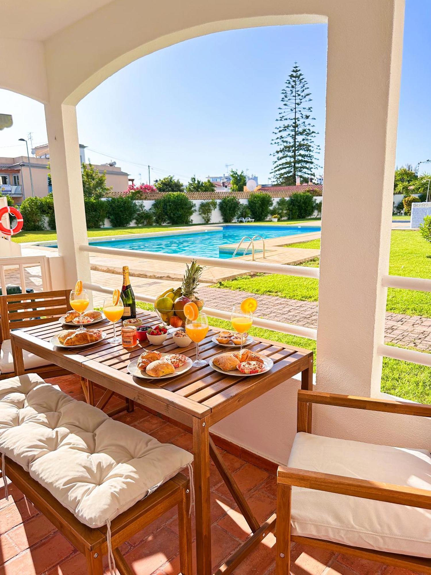 Oura Modern Poolside By Becherish Albufeira