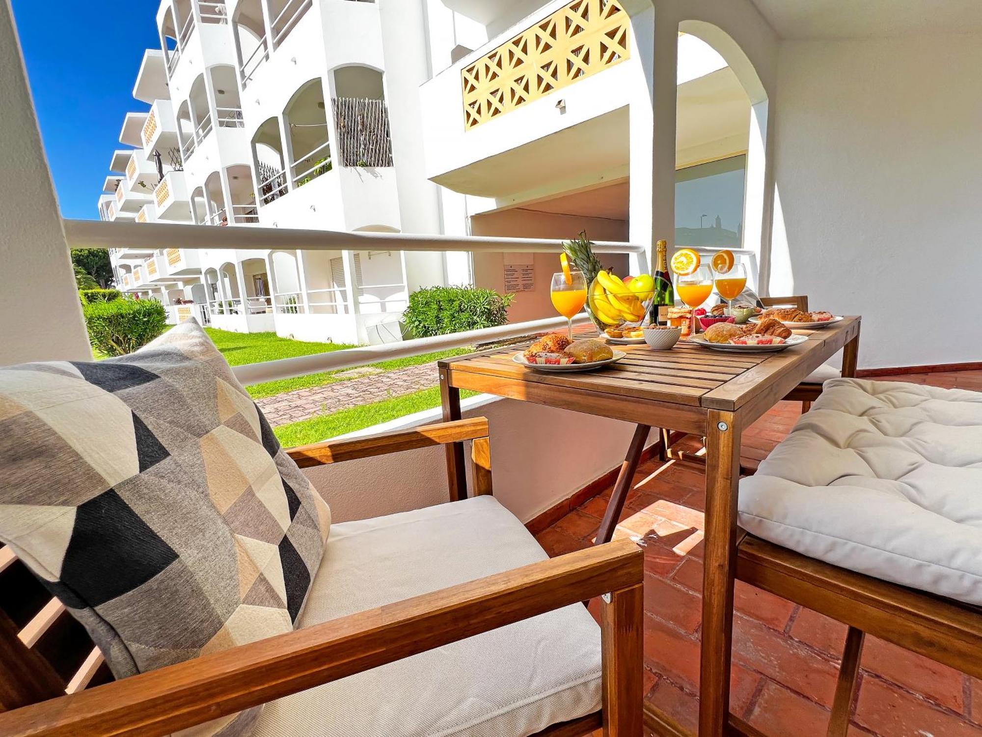 Oura Modern Poolside By Becherish Appartement